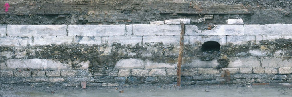 Campo della Pescheria, muro di sponda del 1398, 03/2000.