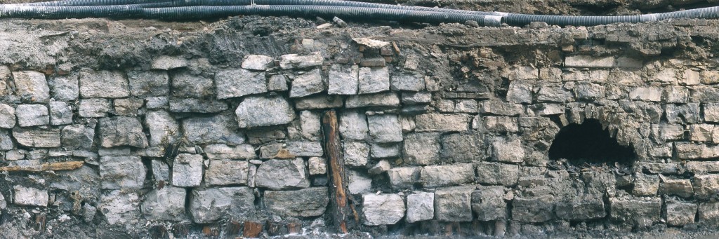 Campo della Pescheria, muro di sponda del 1456, 03/2000.